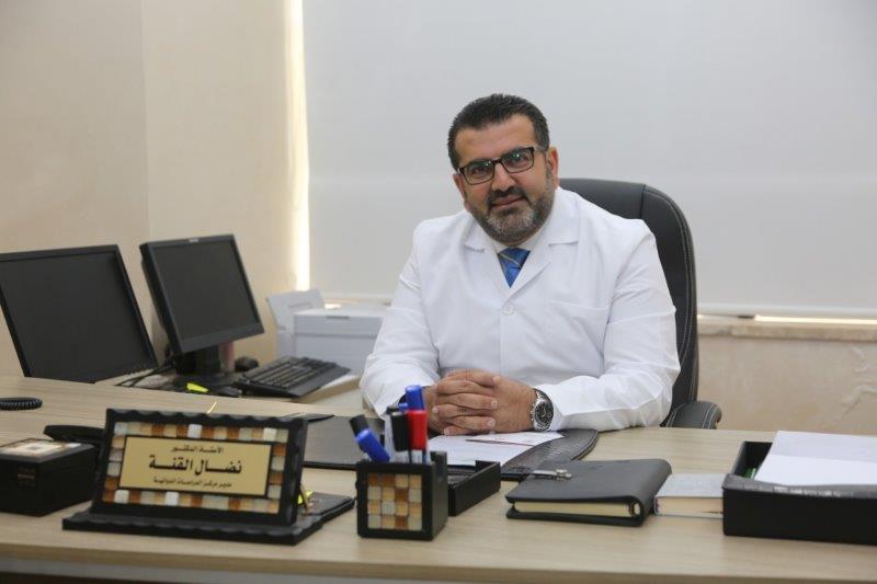 رئيس جامعة البترا يمنح الدكتور القنة جائزة الباحث المتميز